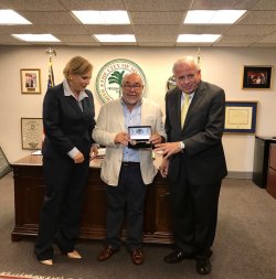 JULIO FERNÁNDEZ RECIBE UN PREMIO EN MIAMI