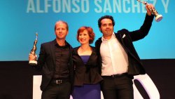 ALFONSO SÁNCHEZ Y ALBERTO LÓPEZ (LOS COMPADRES) RECIBEN EL PREMIO DE LA LUZ EN EL FESTIVAL IBEROAMERICANO DE HUELVA 2017