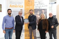 EL AYUNTAMIENTO DE MOGUER DONA EL PREMIO CAMILO EN EL FESTIVAL DE HUELVA