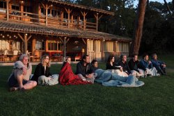 PEQUEÑAS MENTIRAS PARA ESTAR JUNTOS NÚMERO UNO EN FRANCIA