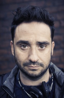 J.A. BAYONA RECIBE EL PREMIO AL MEJOR DIRECTOR