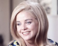 SUE LYON