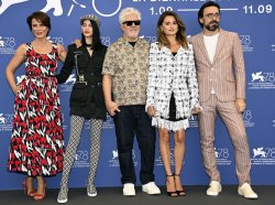 GRAN ACOGIDA EN VENECIA A MADRES PARALELAS DE ALMODÓVAR