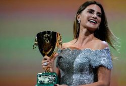 PENÉLOPE CRUZ SE ALZA CON LA COPA VOLPI EN VENECIA