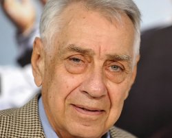 Ha muerto... PHILIP BAKER HALL
