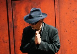 EL CREADOR TIM BURTON VISITA MADRID PARA SUPERVISAR SU LABERINTO