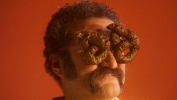 IMANES Y CACA EN EL CORTOMETRAJE MÁS EXTRAVAGANTE DEL AÑO