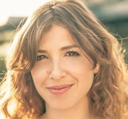 Ha muerto... DANIELA COSTA width=