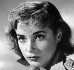 Ha muerto... SYLVIA SYMS