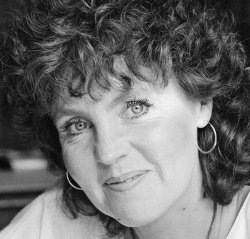 Ha muerto... PAULINE COLLINS