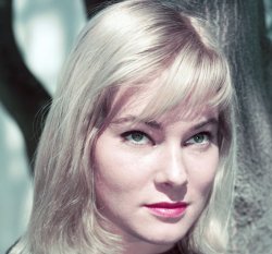 Ha muerto... MAY BRITT Ha muerto... MAY BRITT